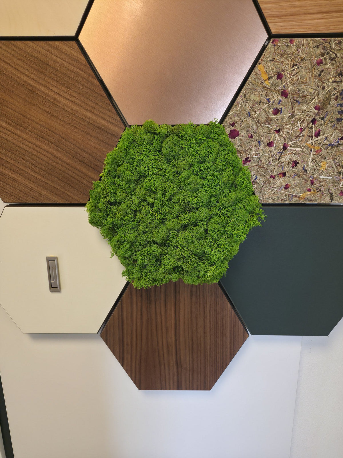 Wandwaben im Verbund an einer Wohnzimmerwand, sieben Oberflächen kombiniert
